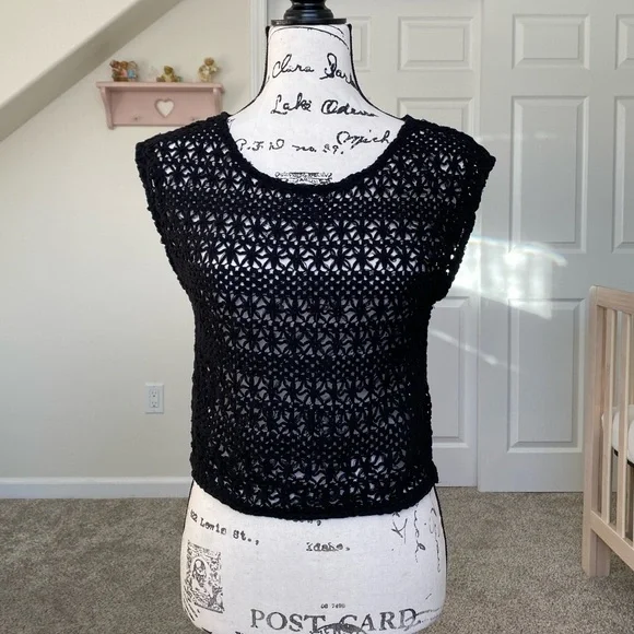Vintage black crochet sleeveless crop top - Picture 3 of 4